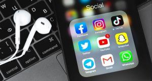 Marea Britanie interzice accesul copiilor cu vârste de sub 16 ani pe rețelele sociale, precum TikTok, Instagram și Youtube, după modelul Australiei. În plus, platformele de jocuri care permit comunicarea între utilizatori vor trebui să împiedice minorii să poarte conversații cu necunoscuți. Keir Starmer: “Aceste rețele expun copiii la hărțuire, abuzuri, le afectează sănătatea mintală și îi încurajează să nu mai interacționeze social”.