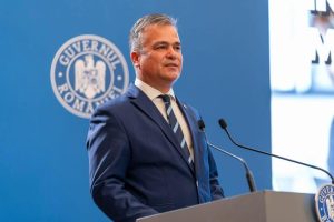 UDMR nu va intra în Guvernul Veștea și recomandă parlamentarilor săi să nu-l voteze. Premierul desemnat a mers la negocieri cu celelalte partide însoțit de Marian Neacșu (PSD). PNL spune că Adrian Veștea se situează în afara partidului, deoarece nu a renunțat la mandat.