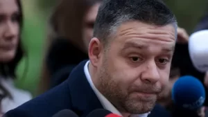 Sub control judiciar, dar aplaudat ca un erou la PNL: Ciprian Ciucu, acuzat de luare de mită de DNA, a ridicat sala în picioare (VIDEO)