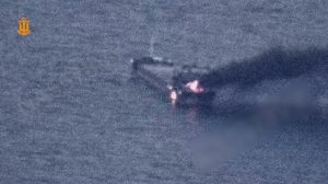 Marea Neagră. Un cargou civil turcesc a fost lovit de o dronă rusească și a luat foc. Un marinar a murit, iar alți opt au fost recuperați de autoritățile ucrainene.