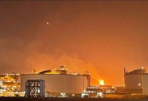 Qatar. Explozie urmată de incendiu la un important terminal de export de gaze naturale, din complexul Ras Laffan. Cel puțin 54 de persoane au fost rănite și 18 sunt date dispărute. Instalația fusese lovită de Iran lunile trecute, iar muncitorii încercau acum să o repornească