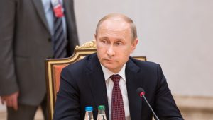 Vladimir Putin susține că NATO se pregătește activ pentru un război împotriva Rusiei. Acuză Occidentul că își sporește bugetele militare sub pretextul unor “amenințări false” din partea Moscovei. Transmite că Rusia este pregătită să răspundă “prompt și adecvat”.
