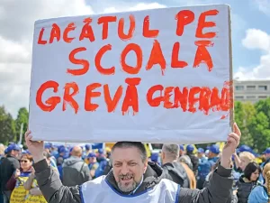 Sindicatele din Educație ies în stradă și duc în Parlament peste 160.000 de semnături pentru schimbarea legilor