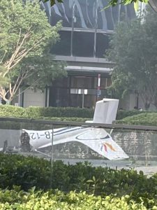 Beijing. O aeronavă de mici dimensiuni s-a izbit în cel mai înalt zgârie-nori din capitala Chinei, vineri după amiază, în ceea ce pare a fi un accident. Clădirea nu a fost grav avariată, iar părți din avion s-au prăbușit în stradă.