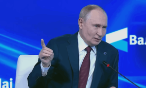 Serviciile secrete letone avertizează că Rusia pregătește o provocare militară, fie împotriva unei țări baltice, fie împotriva Poloniei, în încercarea de a testa Articolul 5 al NATO. Polonia se teme de o operațiune sub steag fals, menită să justifice o escaladare, iar alte servicii occidentale cred că, deși Kremlinul n-ar putea merge acum până la o invazie la scară largă, Putin ar putea planifica o operațiune hibridă care să demonstreze că SUA nu mai sunt dispuse să-și apere aliații.