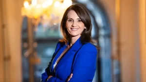 Anca Alexandrescu: Un suveranist adevărat se luptă cu neomarxiștii, soroșiștii globaliști, nu îi ajută să rămână la putere