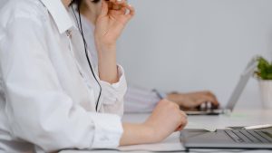 Rețea de escroci care înșela români prin investiții false, coordonată din call-centere din Ucraina, destructurată. Prejudiciu de peste 3,5 milioane de lei