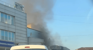 Incendiu puternic în Berceni. Un service auto a fost cuprins de flăcări