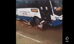 Imagini de la un accident teribil: cărucior cu un copil, acroșat de un autobuz. „Tu, ca mamă, n-ai cum să mergi așa, de dorul lelii, pe carosabil”
