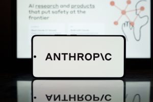 Anthropic anunță că va restabili accesul global la cele mai avansate modele de inteligență artificială ale sale, Fable 5 și Mythos 5. Guvernul SUA a ridicat restricțiile de export impuse la începutul acestei luni, după ce compania a colaborat cu autoritățile americane pentru a demonstra că tehnologia nu va putea fi folosită pentru atacuri cibernetice.