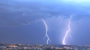 Avertizare de vijelii și ploi torențiale în București și șapte județe. Vânt puternic în jumătate de țară