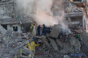 Bombardament sever al Rusiei asupra Kievului, noaptea trecută. Capitala Ucrainei a fost lovită de zeci de rachete balistice, care par a fi țintit blocuri de locuințe. Sunt nouă persoane confirmate ca decedate până la această oră, dar salvatorii încă nu știu câte altele mai sunt sub dărâmături. Aseară, Zelenski, aflat în Irlanda, a avertizat că urmează un astfel de atac și s-a întors de urgență acasă.