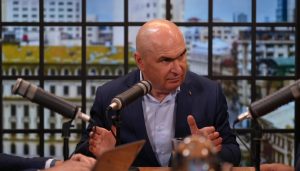 Ilie Bolojan sugerează că Sorin Grindeanu dorește acum să devină premier inclusiv pentru a proteja interesele primarilor și ale unor oameni din conducerea companiilor de stat. Întrebat dacă Grindeanu a încercat să pună mâna pe PNL, Ilie Bolojan spune că “dacă PSD ar avea un partid satelit în PNL, ar fi foarte încântat”. Bolojan afirmă că “statul român este parazitat” de foști politicieni și angajați ai serviciilor de informații.