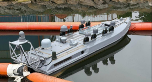 Ucraina și România par a nu fi comunicat, în cazul dronei care a explodat în Portul Constanța, timp de mai bine de trei ore de la depistarea acesteia. Armata Ucraineană informează oficial acum că pierduse controlul asupra a patru drone, lângă Crimeea, cu o zi înainte. Tot ceea ce a mai putut face, după ce posturile tv din România informaseră că o dronă este blocată în interiorul Portului Constanța, a fost să avertizeze autoritățile române că sunt patru drone în derivă și că acestea se vor autodetona.