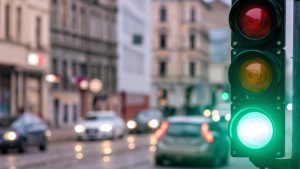 Semaforul pe verde nu te protejează. Regula de aur care te scuteşte de probleme în trafic