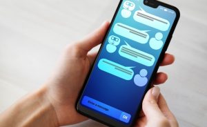 Analiză Bloomberg. Deși marile companii continuă să investească sute de miliarde de dolari în dezvoltarea inteligenței artificiale, datele sugerează că utilizatorii sunt tot mai atenți la costuri și cheltuiesc mai puțin pentru folosirea modelelor AI, față de cum o făceau lunile trecute, ceea ce ridică semne de întrebare cu privire la cât de repede vor putea fi recuperate aceste investiții uriașe.