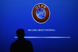 UEFA reacționează la scandalul de la Cupa Mondială, unde FIFA a permis unui fotbalist american să evite o suspendare (după un cartonaș roșu), ca urmare a intervenției lui Donald Trump. “O astfel de decizie depășește o linie roșie și creează un precedent – situaţii similare vor necesita de acum un tratament egal, în detrimentul competiţiei”.