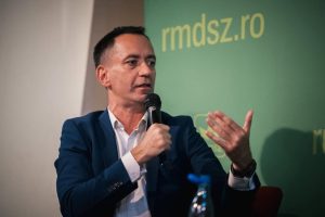 UDMR îl acuză pe Nicuşor Dan “că a intrat un pic într-o pasivitate”, în privinţa negocierilor pentru formarea unui guvern. Purtătorul de cuvânt al partidului, Csoma Botond, îi cere președintelui mai mult efort pentru a convinge liderii politici să ajungă la un numitor comun: “Nu spun că s-a izolat la Cotroceni, dar ar putea să-i mai sune, să-i întrebe ce mai fac”.