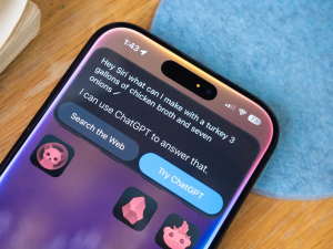 Apple dă în judecată OpenAI, pe care o acuză că îi recrutează sistematic angajații pentru a fura secrete comerciale, în vederea lansării unui telefon bazat pe ChatGPT. Peste 400 de angajați au migrat deja de la producătorul iPhone la cel de inteligență artificială, iar unii dintre ei, susține Apple, au refuzat să returneze dispozitivele pe care au lucrat, sau au transferat informații înainte de a părăsi compania.