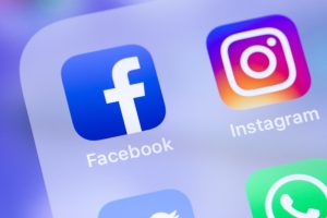 Facebook și Instragram creează dependență, prin mecanisme precum scrollul infinit, autoplay și notificări push, a constatat Comisia Europeană într-un raport preliminar. Cere companiei Meta să modifice interfețele, în caz contrar riscă o amendă de până la 6% din cifra  de afaceri anuală.