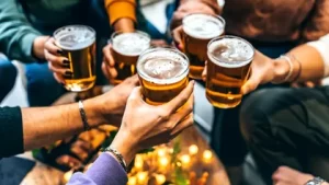 Ce se întâmplă când bei o bere rece vara. Te hidratează sau nu? Răspunsul surprinzător al nutriționiștilor