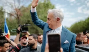 VIDEO Sute de oameni l-au așteptat pe Călin Georgescu în Argeș, la Târgul de la Domnești: ‘Poporul român s-a ridicat’. A fost însoțit și de Oana Zăvoranu