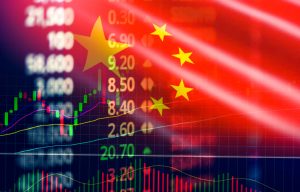 Creșterea economică a Chinei a încetinit în al doilea trimestru, pe fondul cererii interne slabe și al impactului războiului din Iran asupra prețurilor petrolului, care au redus exporturile. Economia chineză a crescut cu +4,3%, cel mai redus ritm din ultimii trei ani.