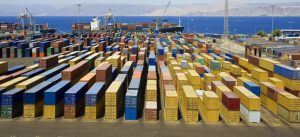 Guvernul din Dubai vrea să construiască un nou port pe coasta de est a Emiratelor Arabe Unite (EAU), prin care mărfurile ar ocoli Strâmtoarea Hormuz și ar fi transportate apoi pe cale rutieră. Ar putea fi finalizat într-un an și jumătate și ar putea costa sute de milioane de dolari.