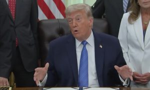Donald Trump acuză China de interferențe în alegerile americane din 2020, pe care le-a pierdut. Spune, fără a prezenta dovezi, că Beijingul este responsabil pentru “cel mai mare atac cibernetic asupra datelor electorale din istorie”, în urma căruia a obținut 220 de milioane de registre electorale. Beijingul neagă acuzațiile.