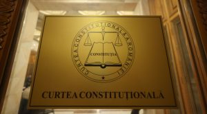 CCR a amânat pentru luna septembrie decizia pe sesizarea lui Ilie Bolojan, depusă în urma unui conflict cu Înalta Curte. Instanța dăduse în judecată guvernul deoarece plata unor majorări salariale ale judecătorilor a fost amânată prin Legea Bugetului.