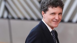Unde vrea să tragă Nicuşor Dan cu pistolul primit de la Erdogan