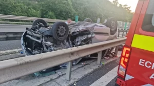 O fetiță de 5 ani a murit într-un accident produs pe autostrada A1, lângă Sibiu. Un alt copil și o femeie, răniți
