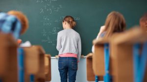 Nu TikTok-ul este dușmanul. Cum ar trebui folosit telefonul în educație