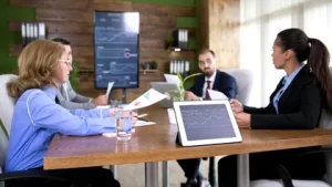 Externalizarea administrării de personal: ce activități preia furnizorul și ce responsabilități rămân în sarcina companiei