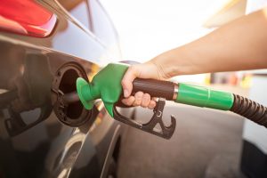 Parlamentul a adoptat legea pentru reinstituirea stării de criză pe piața țițeiului și a produselor petroliere. Prevede reducerea graduală a accizei la motorină, în funcție de evoluția prețurilor, limitarea adaosului comercial și supraimpozitarea profiturilor excepționale. La nivelul actual, acciza este redusă cu 10%.