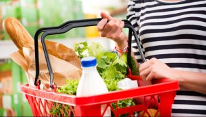 Prețurile alimentelor la nivel mondial au atins cel mai ridicat nivel din ultimii peste trei ani. În ultima lună, grâul s-a scumpit cel mai mult (+5,8%), pe fondul secetei, dar și al temerilor că războiul din Ucraina va perturba din nou exporturile prin Marea Neagră.