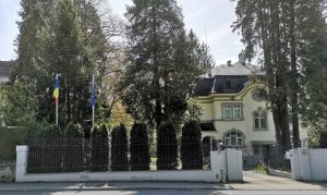 Incident la Ambasada României de la Berna, luni. Poliția suspectează că persoane necunoscute au plasat un obiect incendiar lângă gardul instituției, iar focul s-a răspândit la vegetația din jur. Incendiul a fost stins chiar de o angajată a ambasadei. Nicio persoană nu a fost rănită.