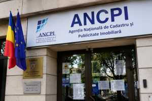 Aplicația de cadastru și carte funciară e-Terra este complet funcțională, la o lună de la atacul cibernetic care a afectat tranzacțiile imobiliare din România. Persoanele autorizate să execute lucrări de cadastru, experți tehnici-judiciari și executori judecătorești au din nou acces în aplicație, iar notarii pot obține extrase de carte funciară.