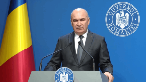 Ilie Bolojan spune că, pe lângă marile proiecte energetice, ar fi nevoie de modificări legislative “care să nu mai permită prosumatorilor, în viitor, să instaleze fotovoltaice fără să ai și asigurarea în sistem. E nevoie ca aceste baterii și invertoare să intre într-o formulă de dispecerizare care să permită furnizorilor să își reducă cheltuielile. Cei care au deja panouri fotovoltaice trebuie stimulați să își crească gradul de autoconsum și trebuie sprijiniți să își facă capacități de stocare”.