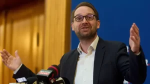 Legea ANI e slabă,  protejează hoțiile. Rudele hoților sunt protejate. Este liber la furat. Informațiile publice sunt insuficiente. Scandalul Fritz e doar o fumigenă care deturnează atenția de la problema de fond