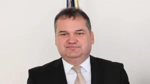 Parlamentarii vor să abroge legea care-i lasă pe consilieri fără mandate. Cum a încercat USR să-l scape pe Dominic Fritz