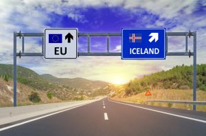 Referendum în Islanda, pentru reluarea negocierilor pentru aderarea la UE. Primele rezultate parțiale indică un scor strâns, cu schimbări de situație și diferențe de sute de voturi.