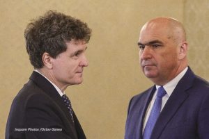 Ilie Bolojan pare a face un apel la nominalizarea unui nou prim-ministru. Premierul spune că situația de provizorat în care se află guvernul trebuie să înceteze. El argumentează cu cifre și grafice că echilibrul bugetar la care s-a ajuns este unul fragil, iar “viitorul premier trebuie să fie dispus la efortul constant și adesea impopular de a face ce trebuie, nu ce sună bine, cu mandatul pe masă, dacă e nevoie”.